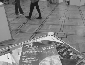 ludzie na tle sali w Pałacu Kultury i Nauki