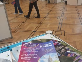 ludzie na tle sali w Pałacu Kultury i Nauki