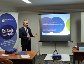 Pracownik urzędu prezentuje prezentacje