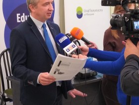 Pracownik urzędu udziela wywiadu