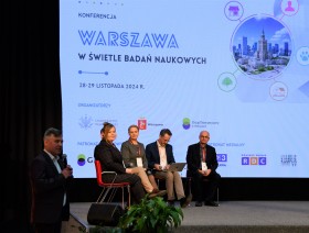 Grupa osób biorąca udział w konferncji