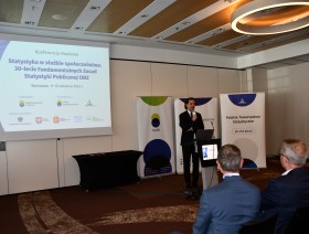 Prowadzący konferncję