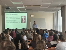 Magdalena Kowalska prowadząca zajęcie