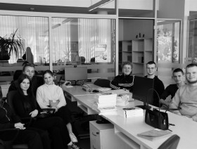Grupa uczniów w czasie zajęć z pracownikiem Urzędu