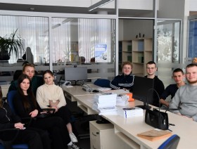 Grupa uczniów w czasie zajęć z pracownikiem Urzędu