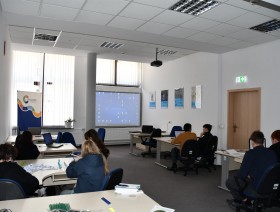 Uczniowie w trakcie wykonywania zadań