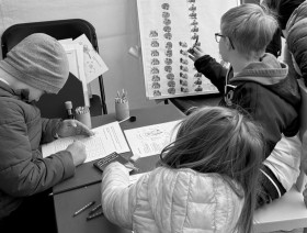 Stoisko urzędu na 28. Pikniku Naukowym - quiz dla dzieci
