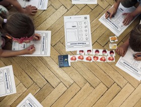Dzieci rozwiązujące zagadki ze statystyki