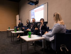 Panel dyskusyjny - ujęcie boczne