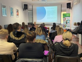 Sala szkolenia z projektorem i uczestnikami