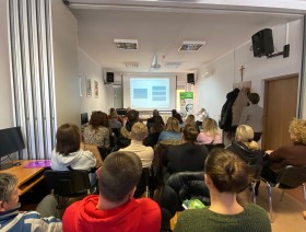 Sala szkolenia z projektorem i uczestnikami