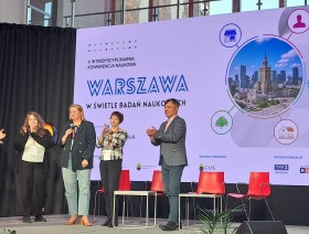 Na scenie osoby biorące udział w konferencji