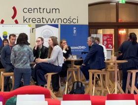Przerwa kawowa, Uczestnicy konferencji pijący kawę
