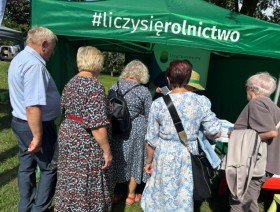 – Uczestnicy Dożynek Województwa Mazowieckiego odwiedzający stoisko Urzędu Statystycznego w Warszawie.